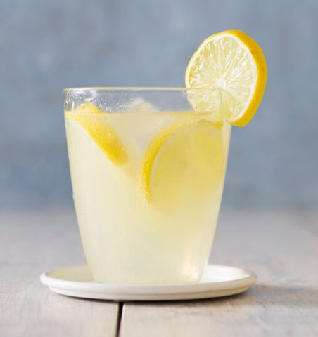 Refreshing lemonade drink with lemon slices