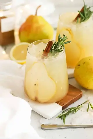 Grand Toast Signature Cocktail
Vodka
Pear Nectar
Ginger Syrup
Lemon Juice
Sparkling Water
Garnish: Dried Pear
Cinnamon Stick, Thyme