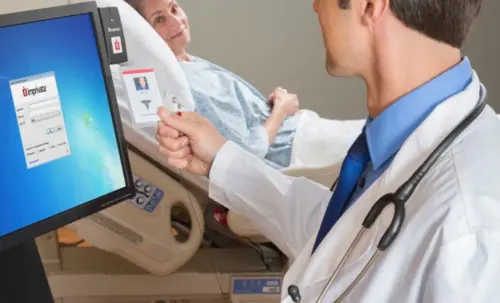Doctor using badge to authenticate access into computer system