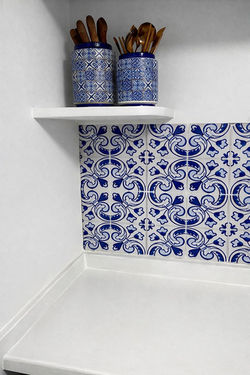 Colocação de azulejos e papel de parede