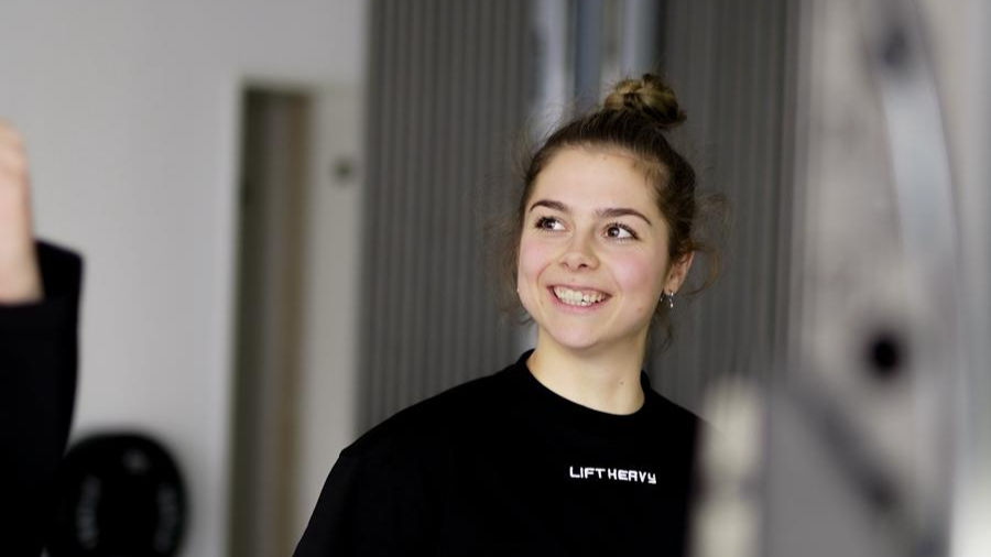 Eine Frau, die im Rahmen einer Krankengymnastik eine therapeutische Übung gezeigt bekommt.