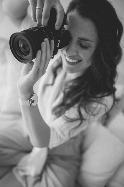 Fotografin Maria Zimmermann hinter der Kamera