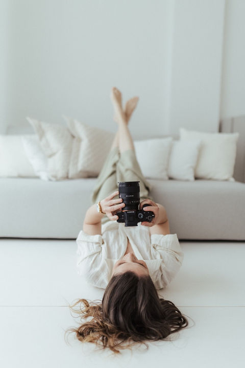 Mentorin & Fotografin Maria Zimmermann prüft Fotos