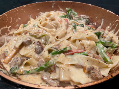 Creamy Pappardelle Chicken with Button Mushrooms, Tenderstem Broccoli and Bell Peppers 