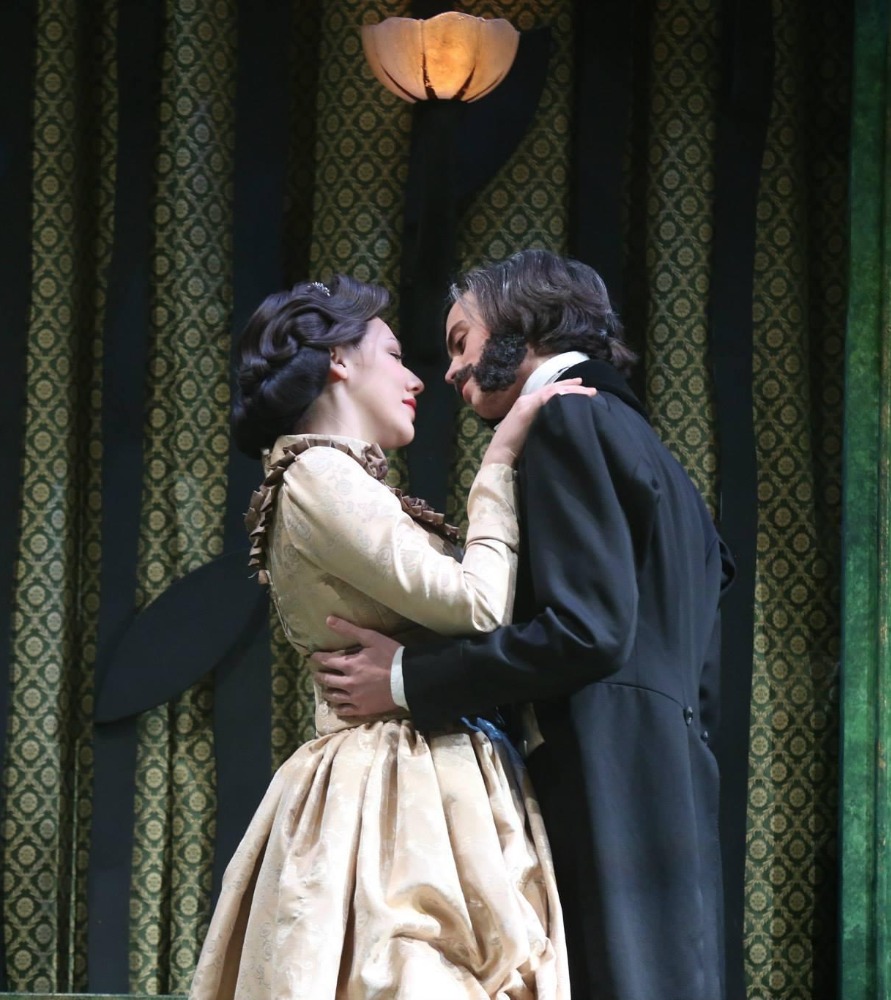 A secret kiss!