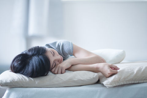 寝ている女性