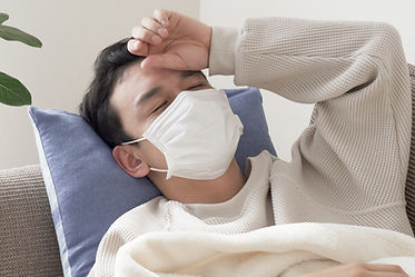 風邪を引いて体調不良の男性