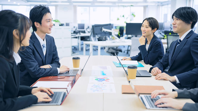 職場体験をする若者