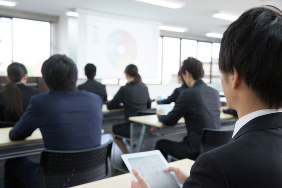 セミナーを受ける若者