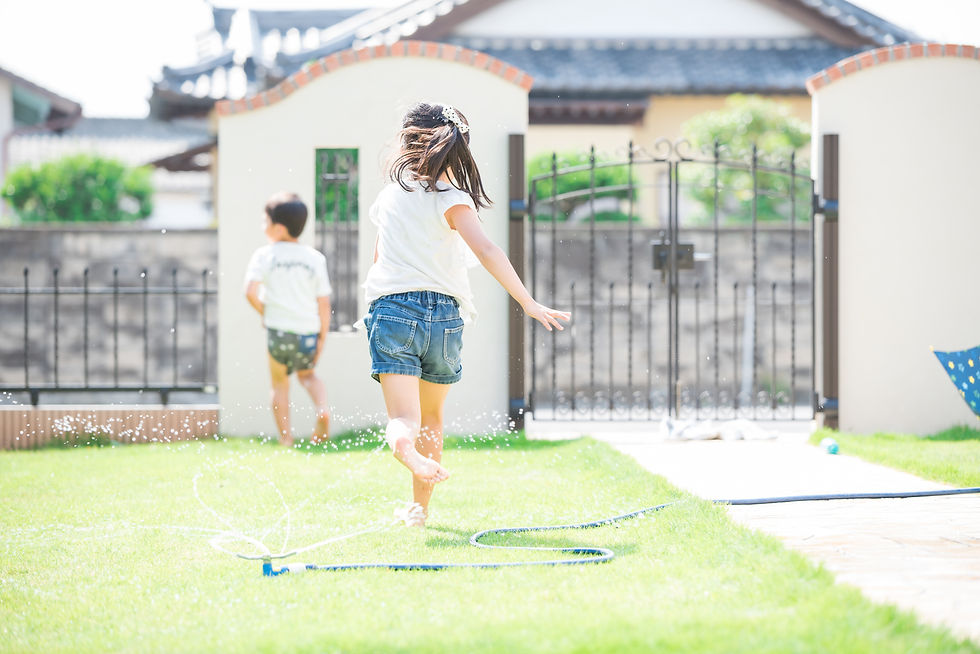 庭で裸足で遊ぶ子どもたち