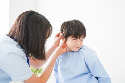 耳の診察を受ける男の子