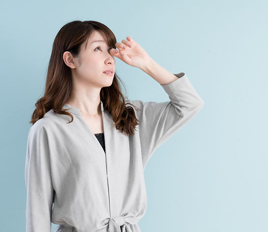 目のかゆみを訴える女性