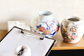 骨董品のツボを査定するスタッフ