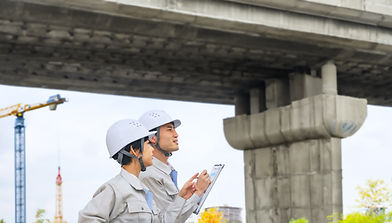 橋脚と工事作業員