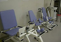 油圧式トレーニングマシン