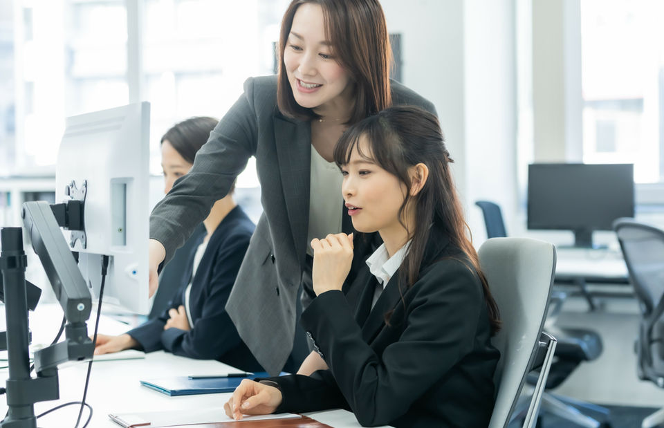 先輩に教えてもらう新人社員