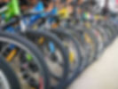 並ぶ自転車のタイヤのアップ