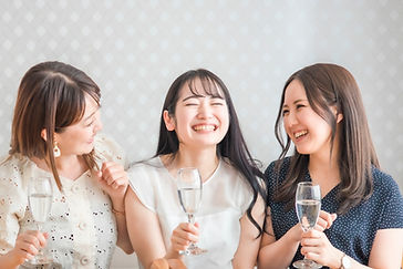 アジアン料理サハラの女性3人がおしゃべり中