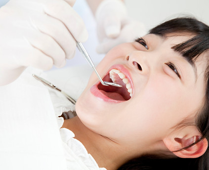 歯科治療を受ける子ども