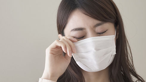 花粉症で目のかゆみを訴え女性