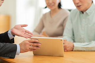 新築づくりの説明を聞く夫婦