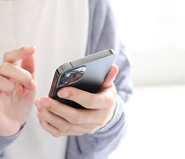 スマホをさわる人