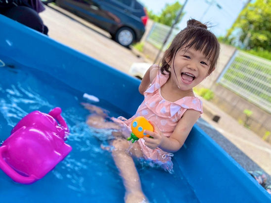 プールで遊ぶ女の子