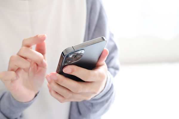 スマホを操�作する手元