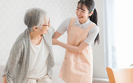 立ち上がるのを介助するスタッフ