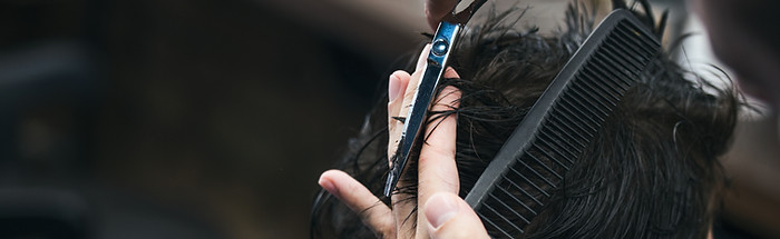 男性の髪をカット