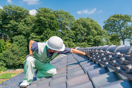屋根を調査する施工スタッフ