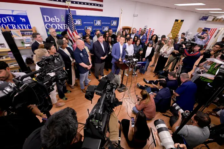 El presidente del bloque demócrata de la Cámara de Representantes de Texas, Gene Wu, y otros miembros de la Cámara de Representantes de Texas se reúnen con el gobernador de Illinois, J.B. Pritzker, para hablar sobre los planes republicanos de Texas de rediseñar la oficina de mapas de la Cámara durante una conferencia de prensa (Foto AP/Mark Black)