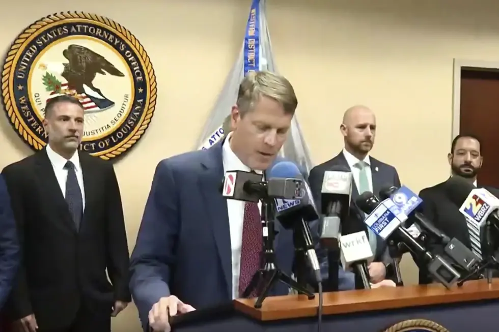 En la imagen, tomada de un video proporcionado por KATC, el fiscal federal Alexander C. Van Hook anuncia las acusaciones contra jefes policiales actuales y anteriores en una conferencia de prensa realizada en Lafayette, Luisiana, el miércoles 16 de julio de 2025. (KATC vía AP)