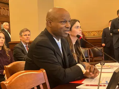 Juez prohíbe que el ICE efectúe arrestos en tribunales del área de Chicago