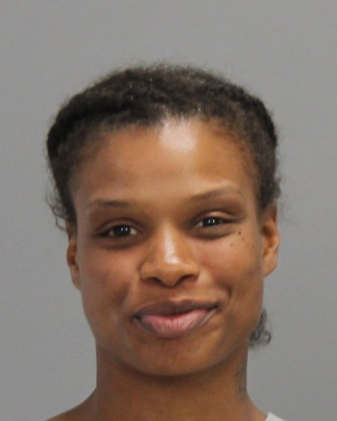 Mujer acusada de estrangular a un hombre en College Station