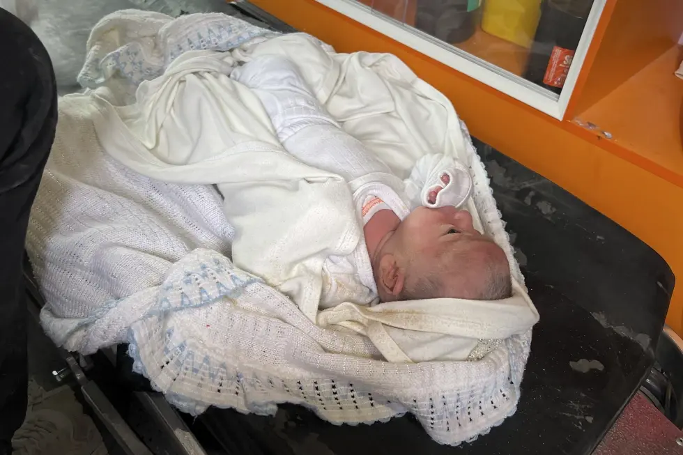 Ella Osama Abu Dagga, de 25 días de nacida, una niña rescatada de los escombros tras un ataque aéreo del ejército israelí que mató a sus padres y a su hermano en Jan Younis, en el sur de la Franja de Gaza, el jueves 20 de marzo de 2025. (AP Foto/Mariam Dagga)