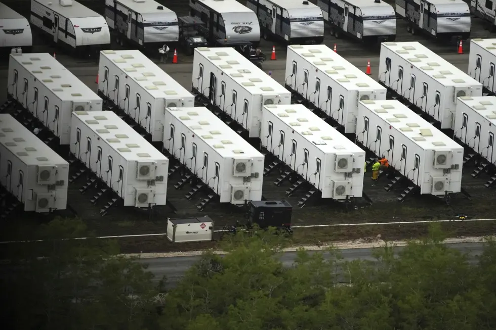 Vista de remolques mientras avanzan los trabajos en un nuevo centro de detención de migrantes denominado “Alligator Alcatraz”, en los Everglades de Florida, el viernes 4 de julio de 2025, en Ochopee, Florida (AP Foto/Rebecca Blackwell)