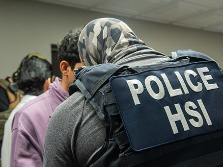 Operativo en Nebraska descubre robo de identidad con más de 100 víctimas