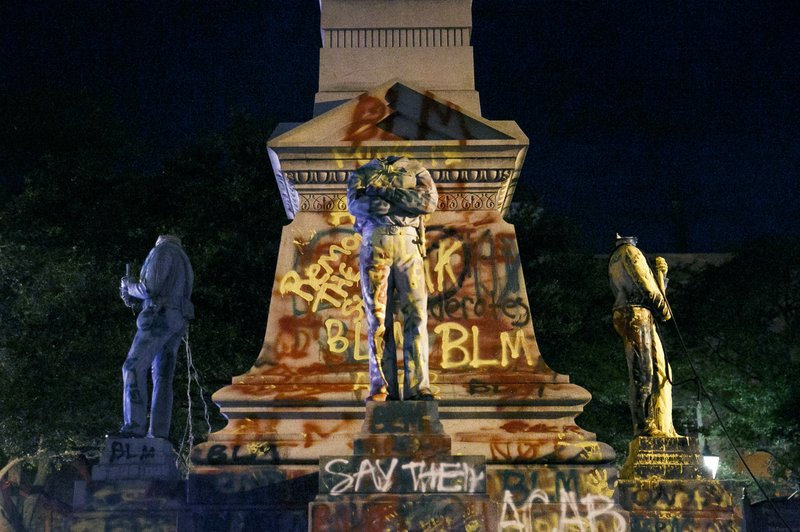 Las estatuas de un monumento de la Confederación, decapitadas y cubiertas de grafitis tras una protesta, en Portsmouth, Virginia, el 10 de junio de 2020. (Kristen Zeis/The Virginian-Pilot via AP)