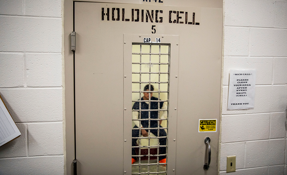 Un detenido se encuentra en una celda del Centro de Detención Stewart, el viernes 15 de noviembre de 2019, en Lumpkin, Georgia. (Foto AP/David Goldman). FOTO DE ARCHIVO