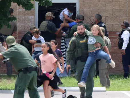 Llamadas al 911 revelan situación caótica y aterradora durante masacre en escuela primaria en Texas