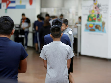 Niños migrantes fueron alojados en refugios de EEUU donde los maltrataron por años, acusa demanda