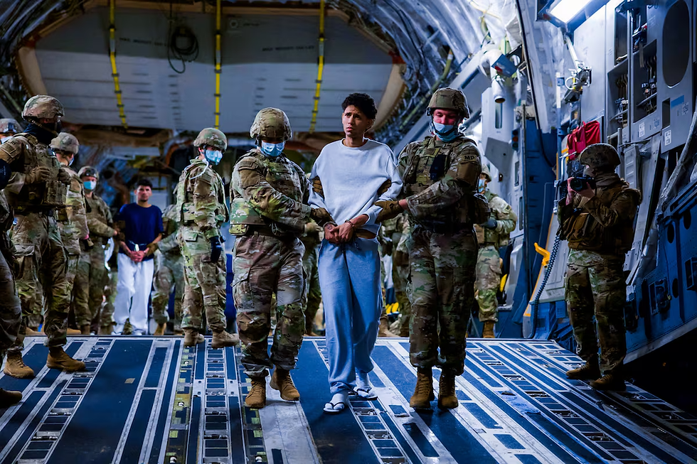 En una foto de archivo de El País, se muestra a un venezolano que fue trasladado a El Salvador dentro de esta política migratoria de tercer país.