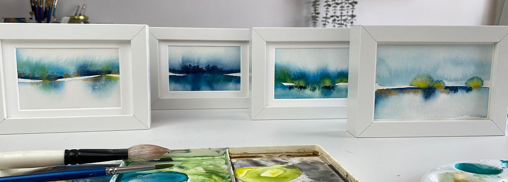 Έργα ακουαρέλας και υλικά ζωγραφικής έτοιμα για το workshop Waterscapes στο The Art Flip