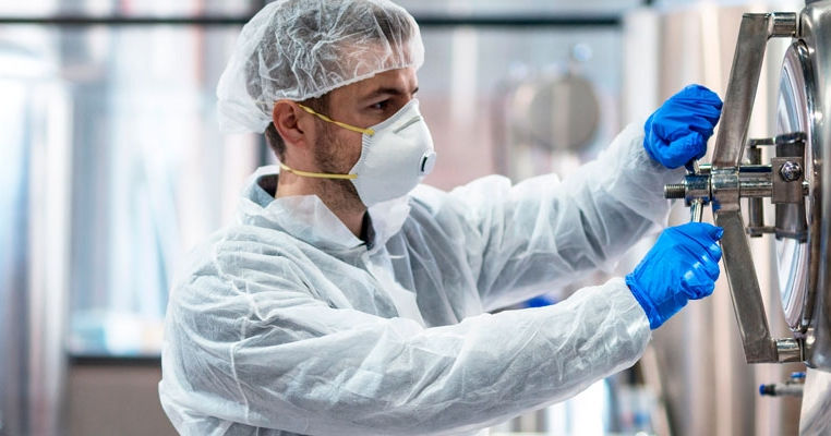 A chemical professional in a laboratory. 