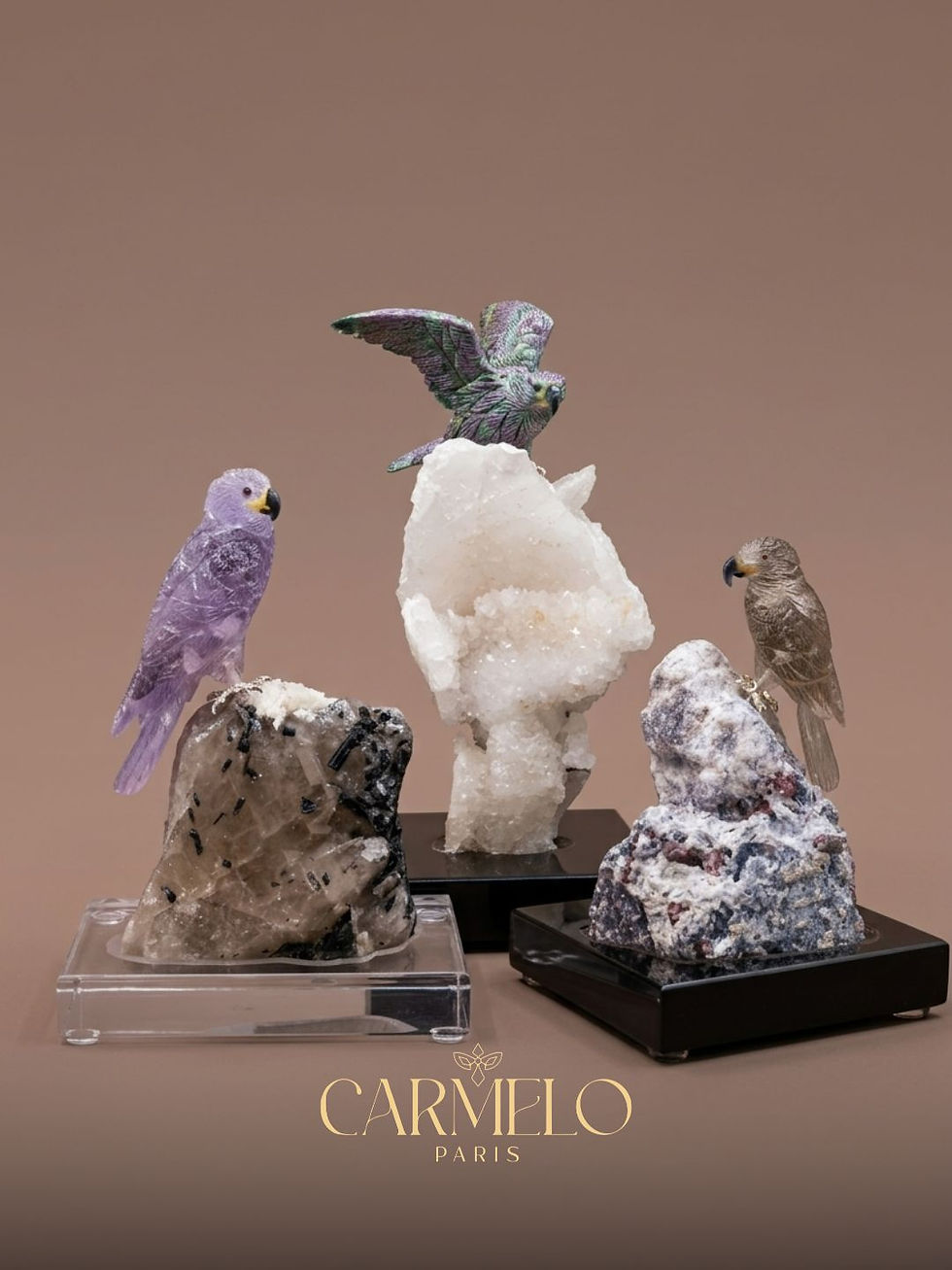 Sculpture en cristal « Falcon », en lapis-lazuli et quartz transparent, exposée dans la Kloosterstraat à Anvers. Objet d'art en cristal sur mesure signé CARMELO Paris, dernière création en date de son parcours artistique.