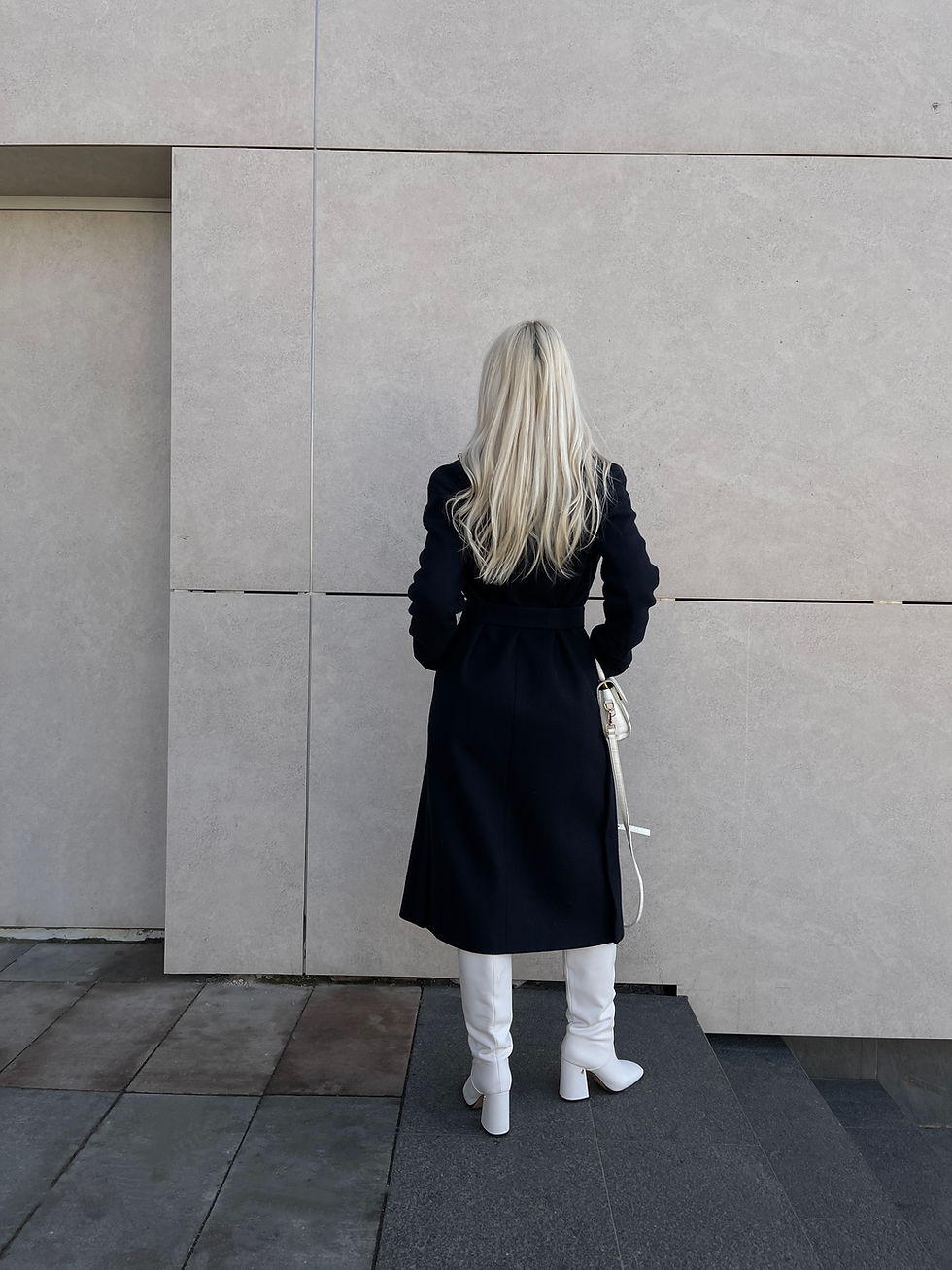 Прев'ю: Утеплене довге пальто з поясом в темно-синьому кольорі