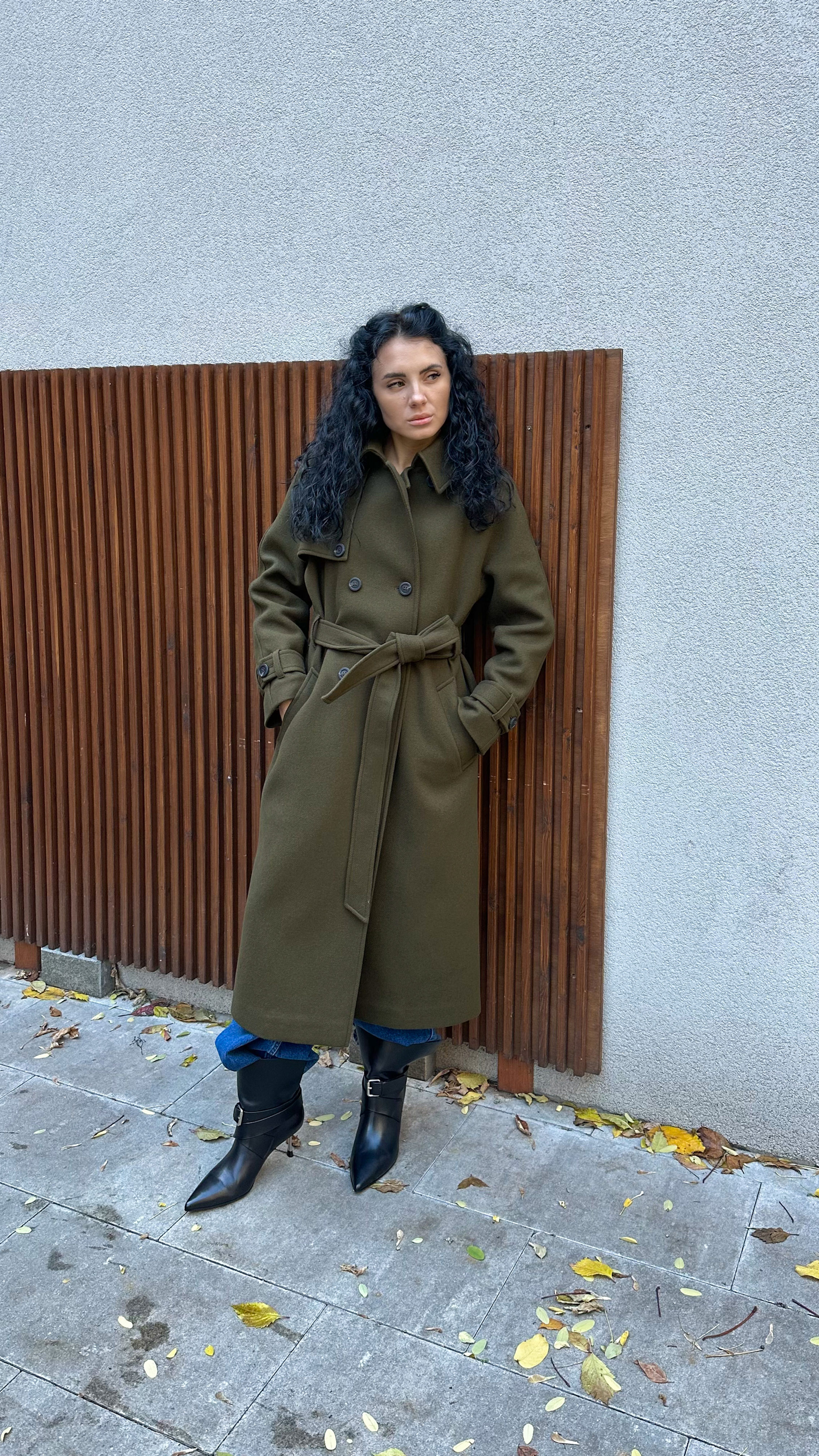 Пальто в кольорі хакі з кокеткою та поясом