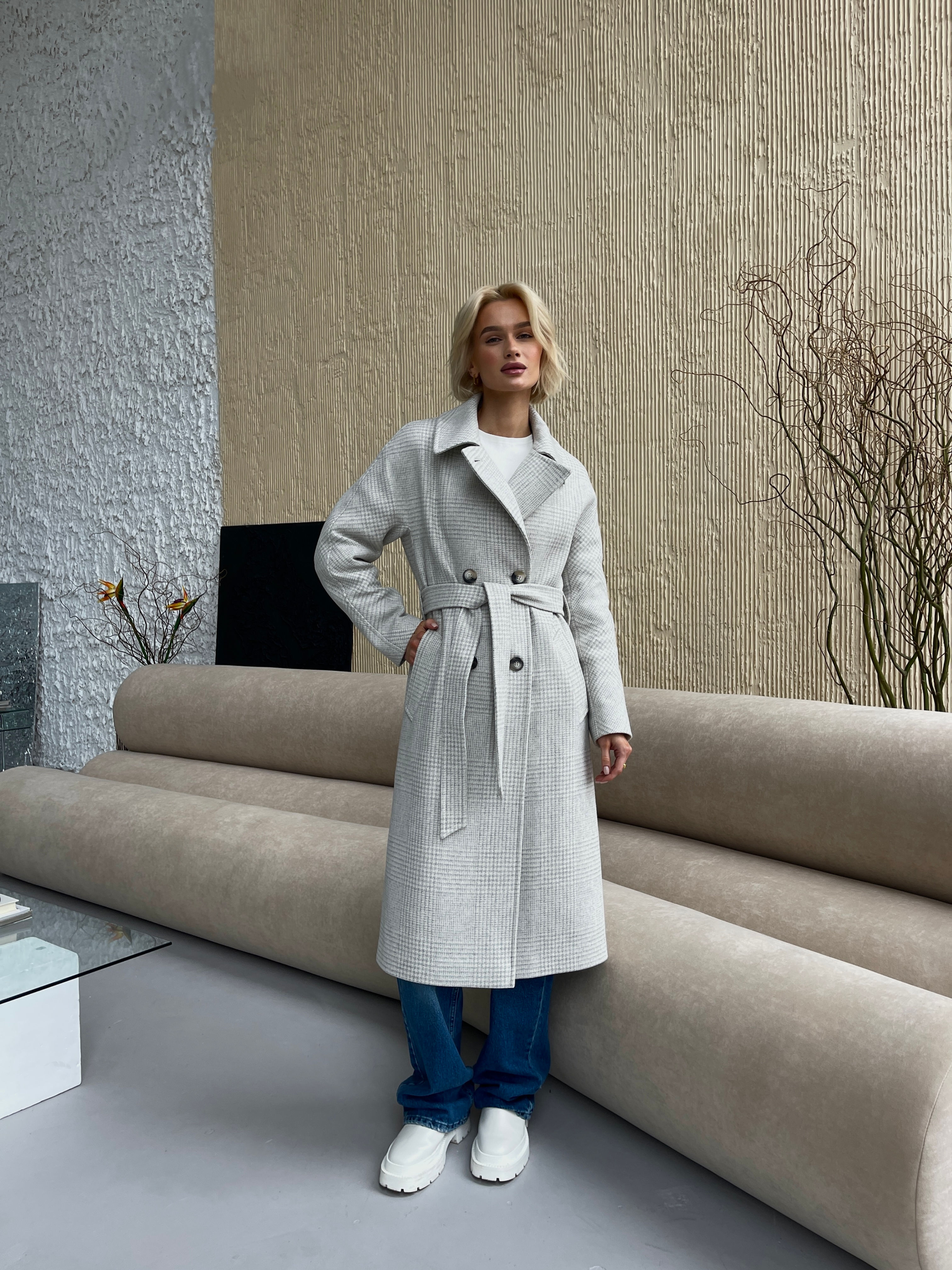 Пальто вільного крою з поясом в світло-сірому кольорі в клітинку