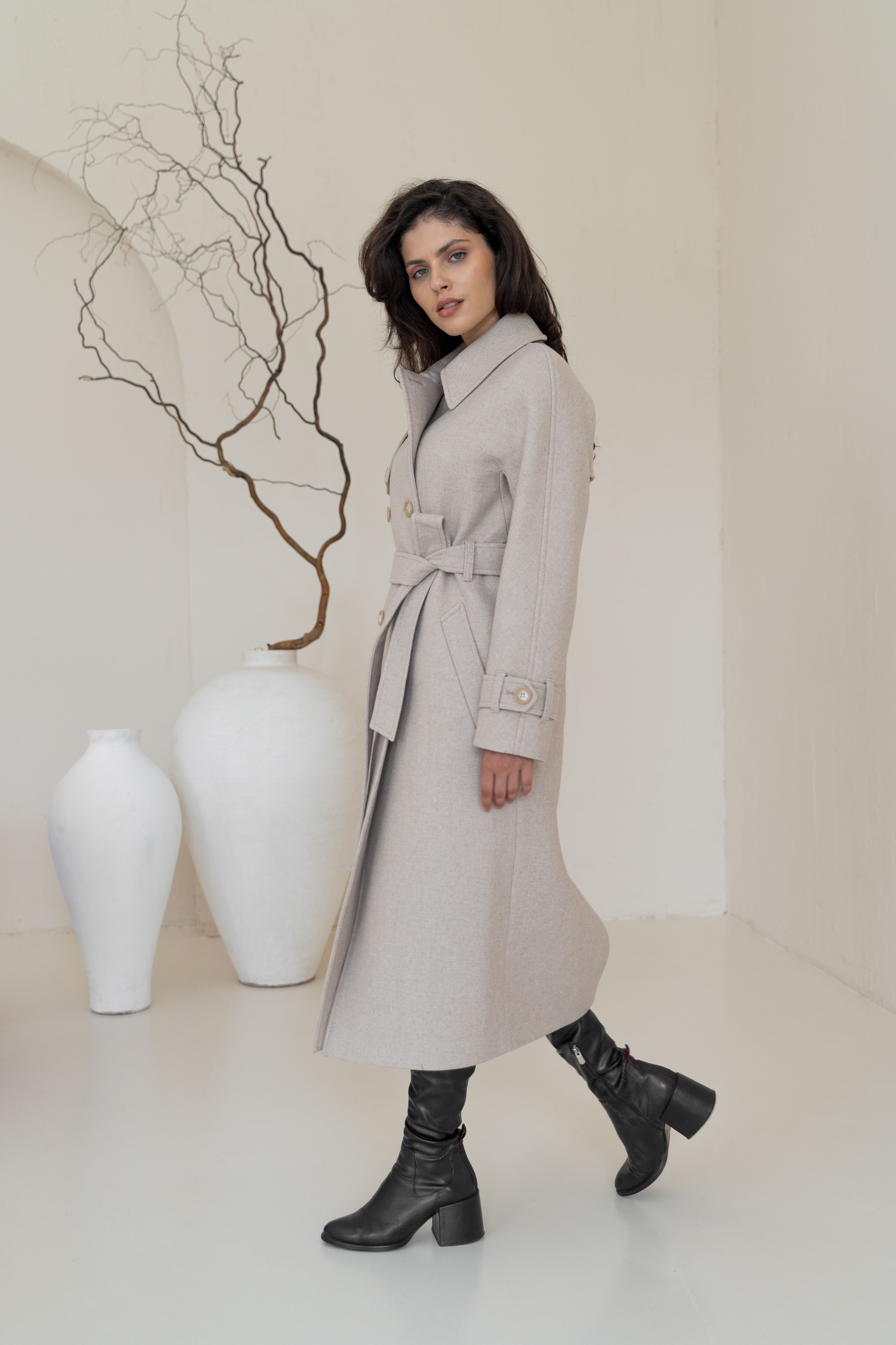 Бежеве пальто з кокеткою та поясом